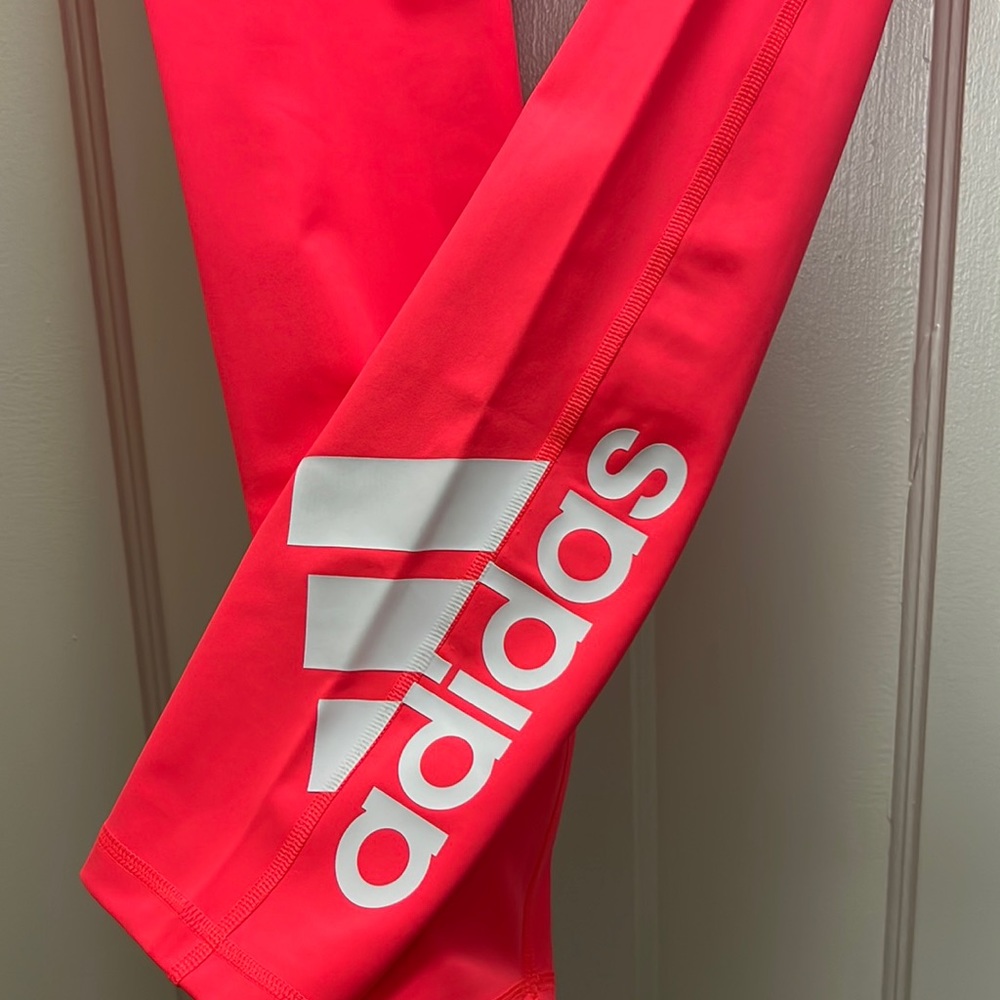 ADIDAS WOMEN'S CIRCUIT BADGE OF SPORT 7/8 LENGTH TIGHTS, BRIGHT PINK.